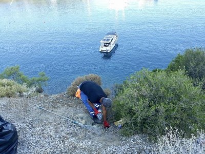 TATİLCİLERİN ATTIĞI ÇÖPLERİ İŞÇİLER TEMİZLEDİ