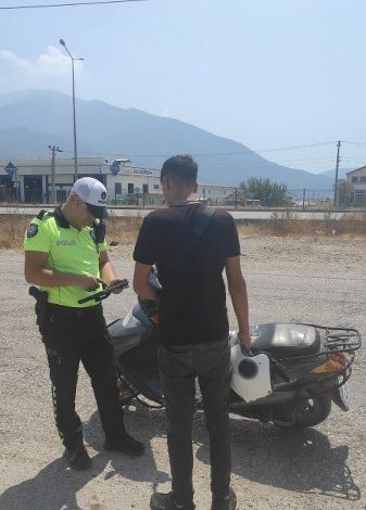 FETHİYE POLİSİ, TEHLİKELİ MOTOSİKLET SÜRÜCÜSÜNÜ YAKALADI