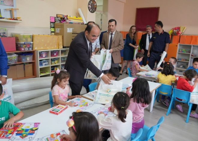 BAŞKAN AKDENİZLİ’DEN ÖĞRENCİLERE KIRTASİYE DESTEĞİ